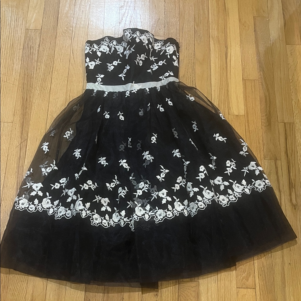 Betsey Johnson Women’s Black And White Floral Dress Size 8